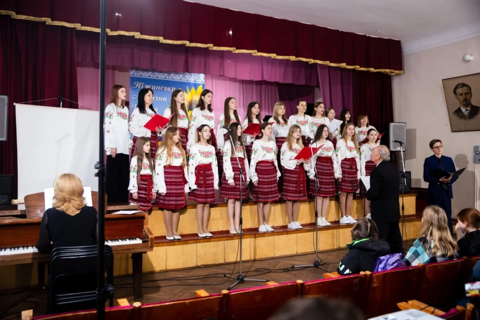 У Ніжинській музичній школі на благодійному концерті «VIVAT OPERA!» збирали гроші на ЗСУ фото №18