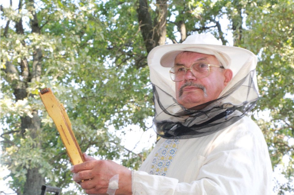 Громадська організація «Бджолярі Ніжинщини» ініціює збір меду та воску на потреби ЗСУ фото №1