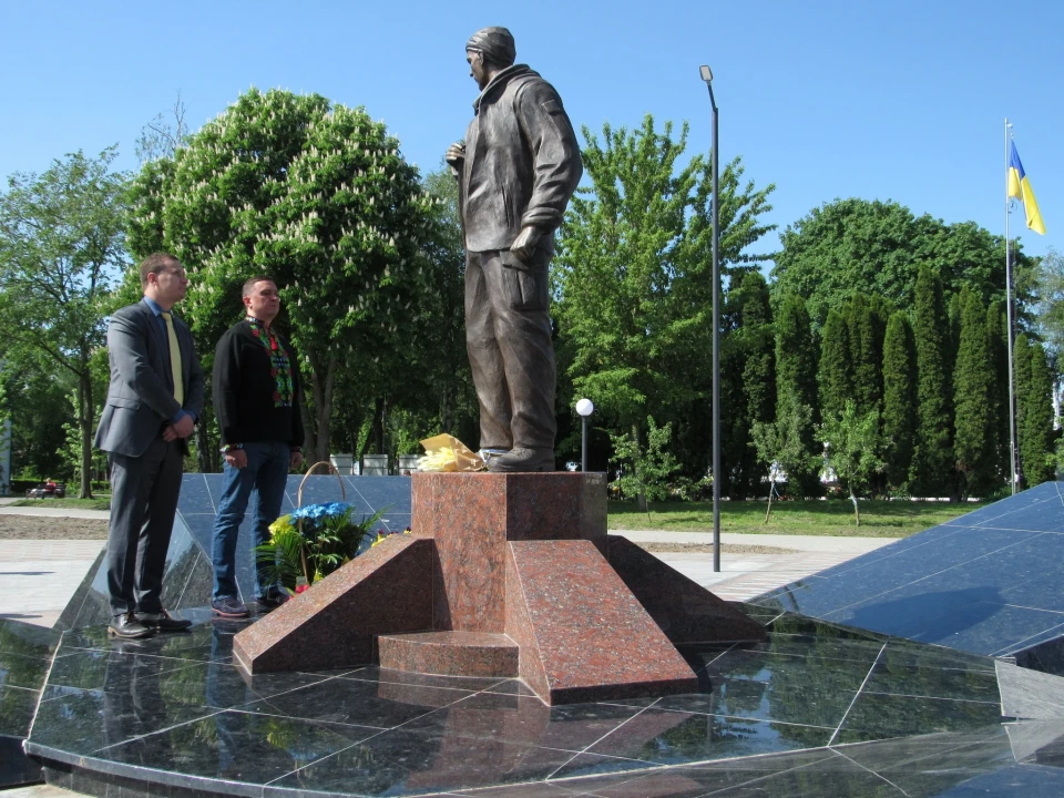Вшанували пам'ять воїнів та висадили туї: з нагоди дня міста, Ніжин відвідала делегація з Фінляндії фото №11