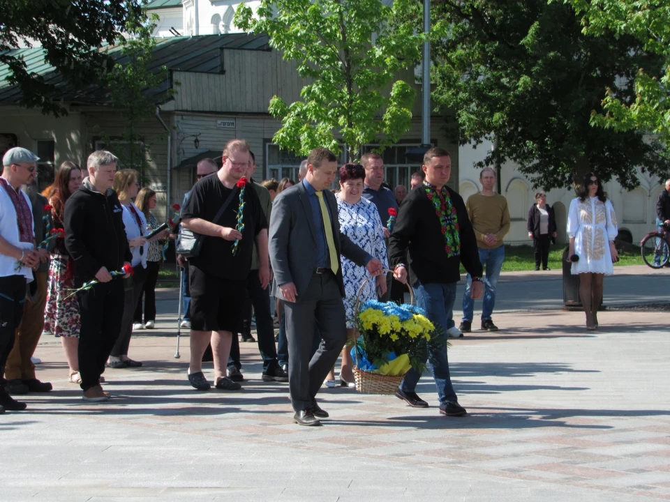 Вшанували пам'ять воїнів та висадили туї: з нагоди дня міста, Ніжин відвідала делегація з Фінляндії фото №10
