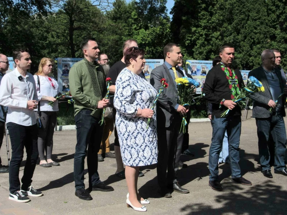 Вшанували пам'ять воїнів та висадили туї: з нагоди дня міста, Ніжин відвідала делегація з Фінляндії фото №7