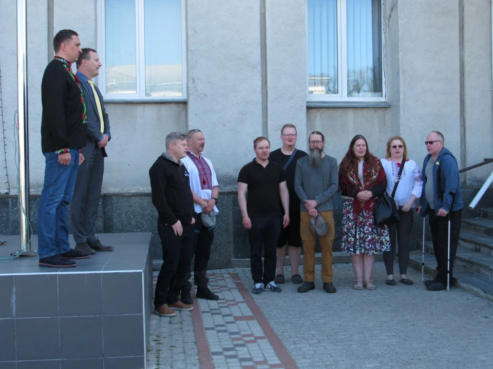 Вшанували пам'ять воїнів та висадили туї: з нагоди дня міста, Ніжин відвідала делегація з Фінляндії фото №3