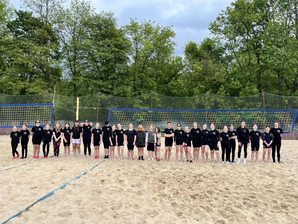 15 команд: у Ніжині відбувся Чемпіонат міста з пляжного волейболу серед дівчат фото №2