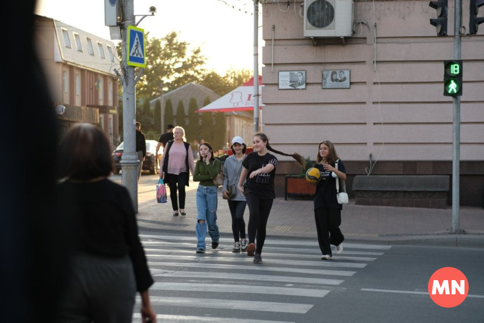 Фоторепортаж усміхнених людей на вулицях Ніжина фото №3