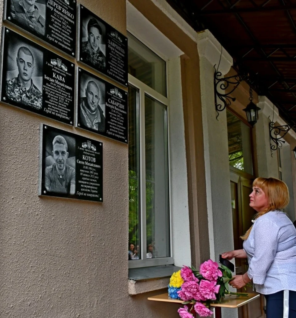На фасаді ніжинської гімназії відкрили меморіальні дошки загиблим фото №3