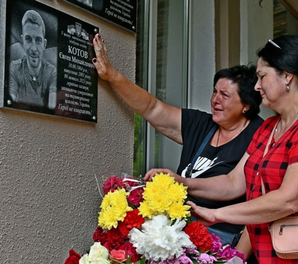 На фасаді ніжинської гімназії відкрили меморіальні дошки загиблим фото №4
