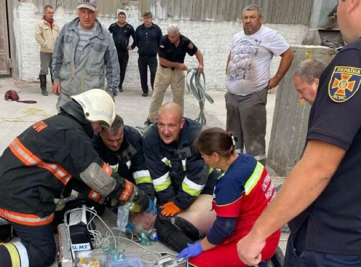 На Чернігівщині двоє людей впали в шахту завантаження зерна, є загиблий