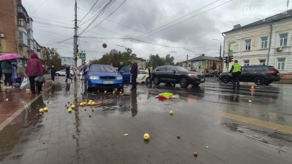 Автівка вилетіла на тротуар: на Чернігівщині трапилась ДТП (Фото) фото №3