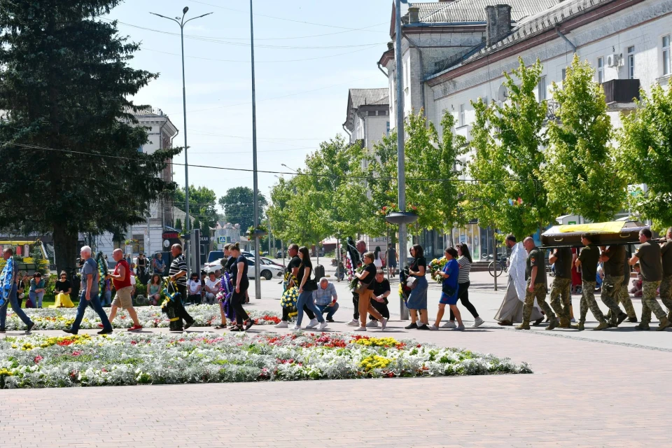 Ніжин провів в останню путь загиблого Воїна — Анатолія Хромова фото №6