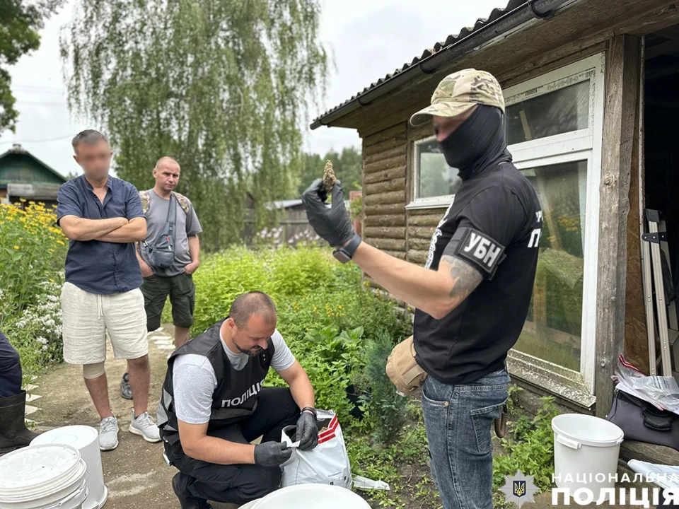 10 кілограмів канабісу та майже 400 рослин: на Чернігівщині затримали наркоділків фото №3