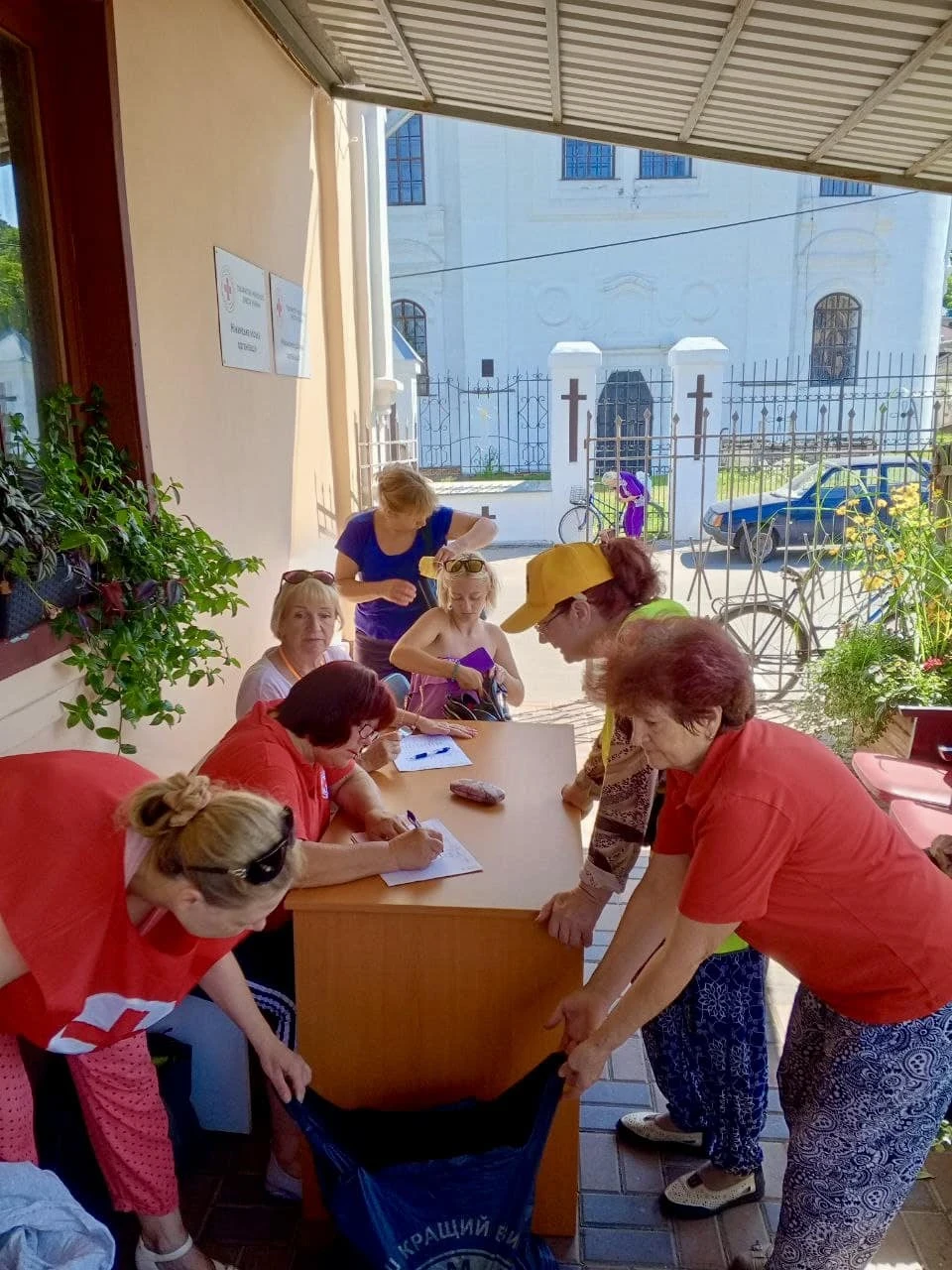 Волонтери з Червоного Хреста роздали огірки в Ніжині тим, хто потребував фото №2