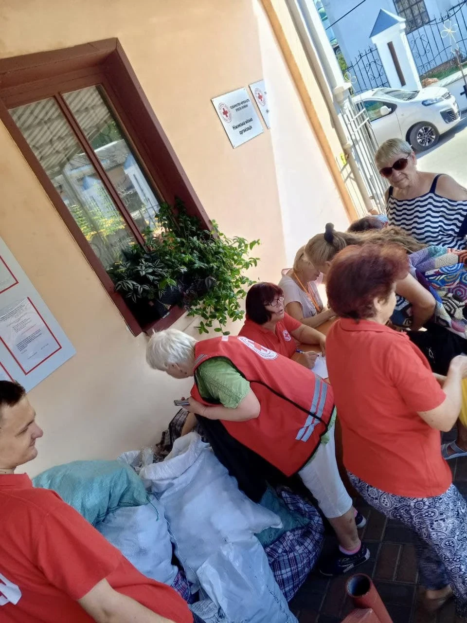 Волонтери з Червоного Хреста роздали огірки в Ніжині тим, хто потребував фото №3