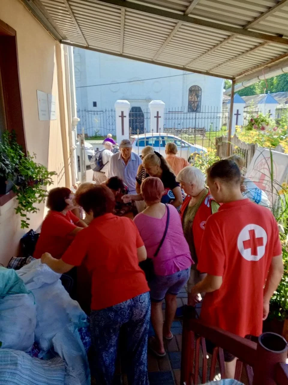 Волонтери з Червоного Хреста роздали огірки в Ніжині тим, хто потребував фото №5