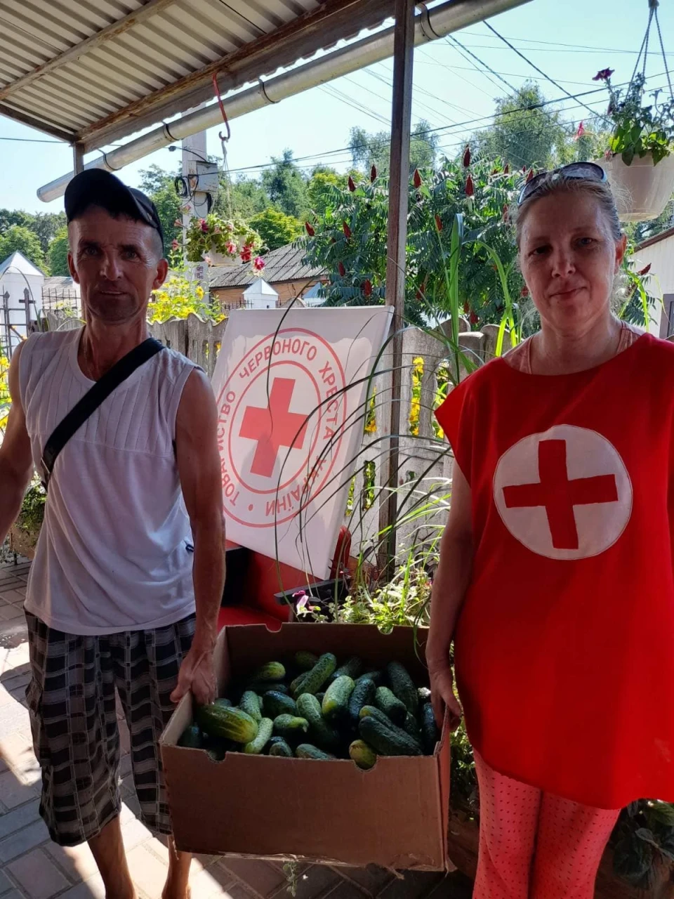 Волонтери з Червоного Хреста роздали огірки в Ніжині тим, хто потребував фото №6