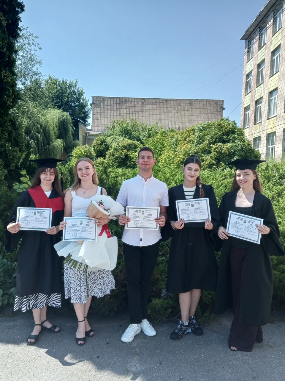 Бакалаври Ніжинського університету отримали дипломи фото №7
