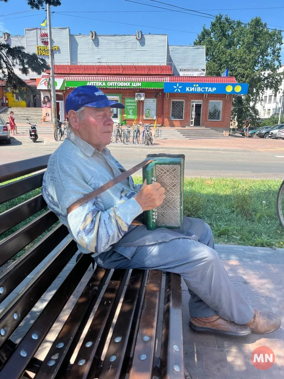 Сідає на велосипед та їде грати на вулицях Ніжина: 90-річний Михайло Кривошей — вуличний музикант фото №2