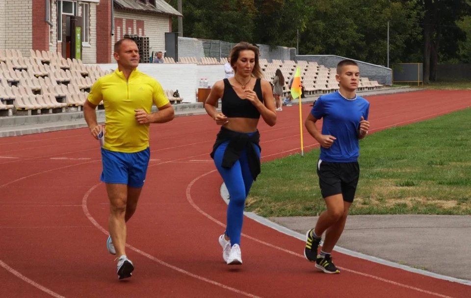 У Ніжині відбувся забіг «Шаную воїнів, біжу за героїв України»: патріотичне вшанування захисників фото №6