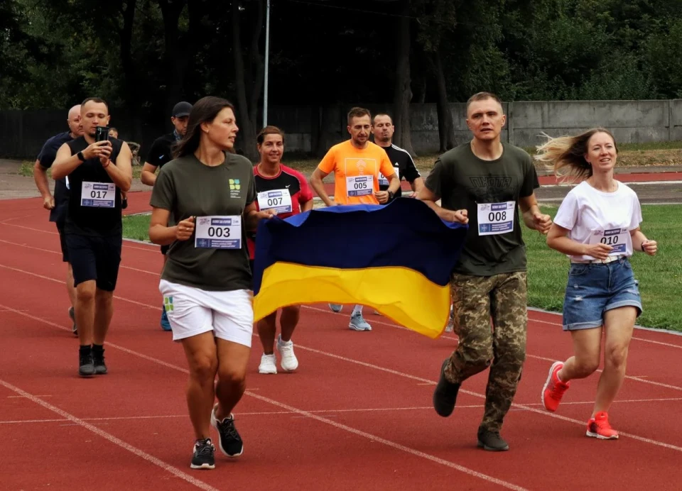 У Ніжині відбувся забіг «Шаную воїнів, біжу за героїв України»: патріотичне вшанування захисників фото №5