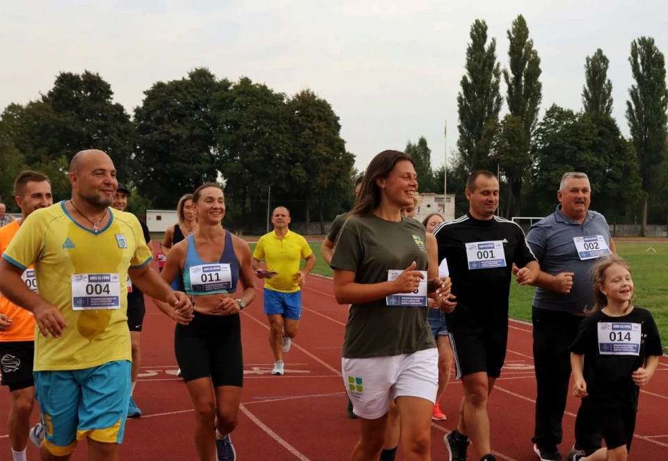 У Ніжині відбувся забіг «Шаную воїнів, біжу за героїв України»: патріотичне вшанування захисників фото №2