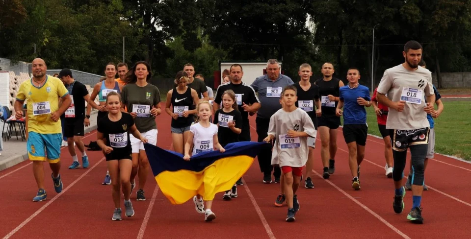 У Ніжині відбувся забіг «Шаную воїнів, біжу за героїв України»: патріотичне вшанування захисників фото №8