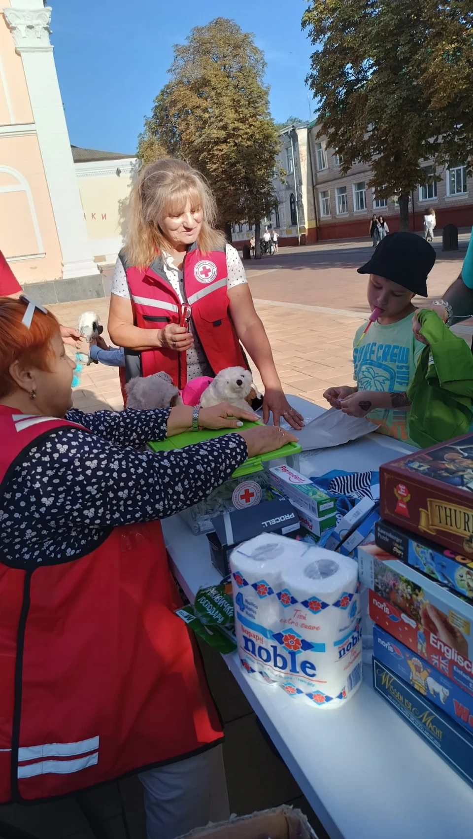 Збирали кошти для ЗСУ: у Ніжині відбувся патріотичний вечір фото №14