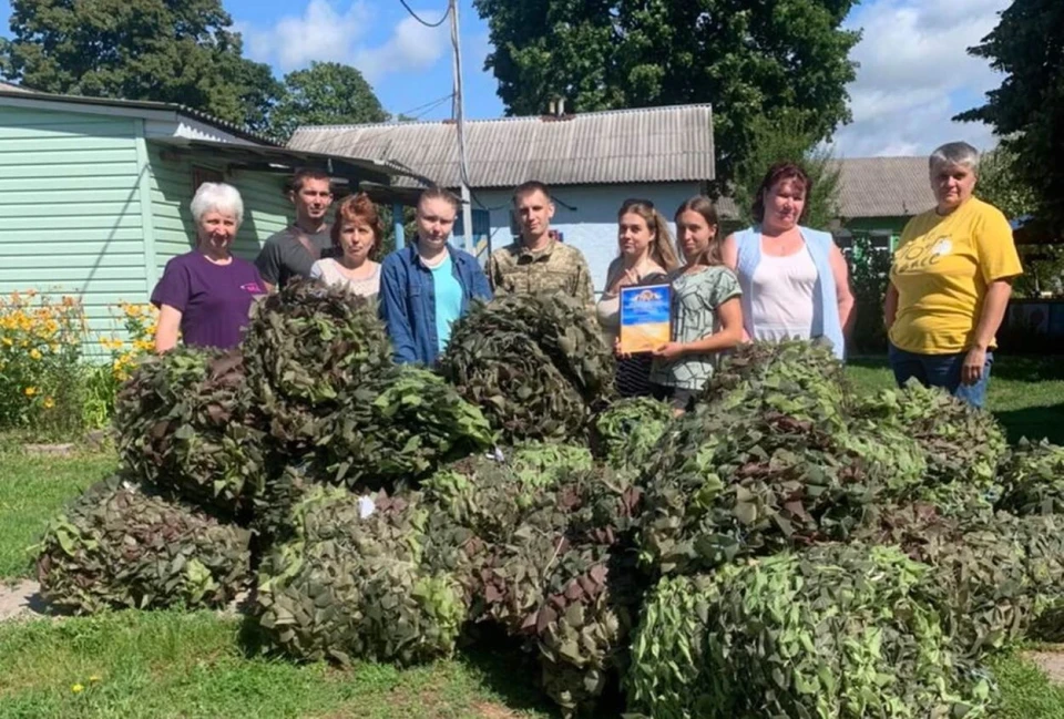 На Чернігівщині безробітні щомісяця плетуть десятки тисяч квадратних метрів маскувальної сітки для ЗСУ фото №3