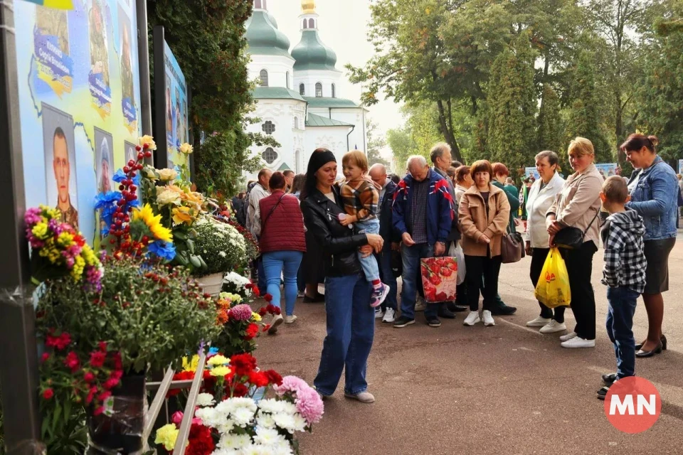 Шануємо їх подвиг: у Ніжині відкрили три стенди пам'яті загиблих захисників фото №1