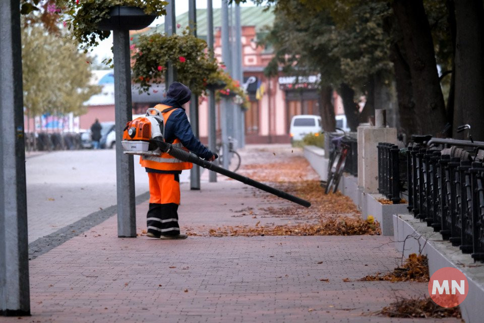 Ніжинські ,,жайворонки": як комунальники вранці прибирають місто (Фоторепортаж)  фото №2