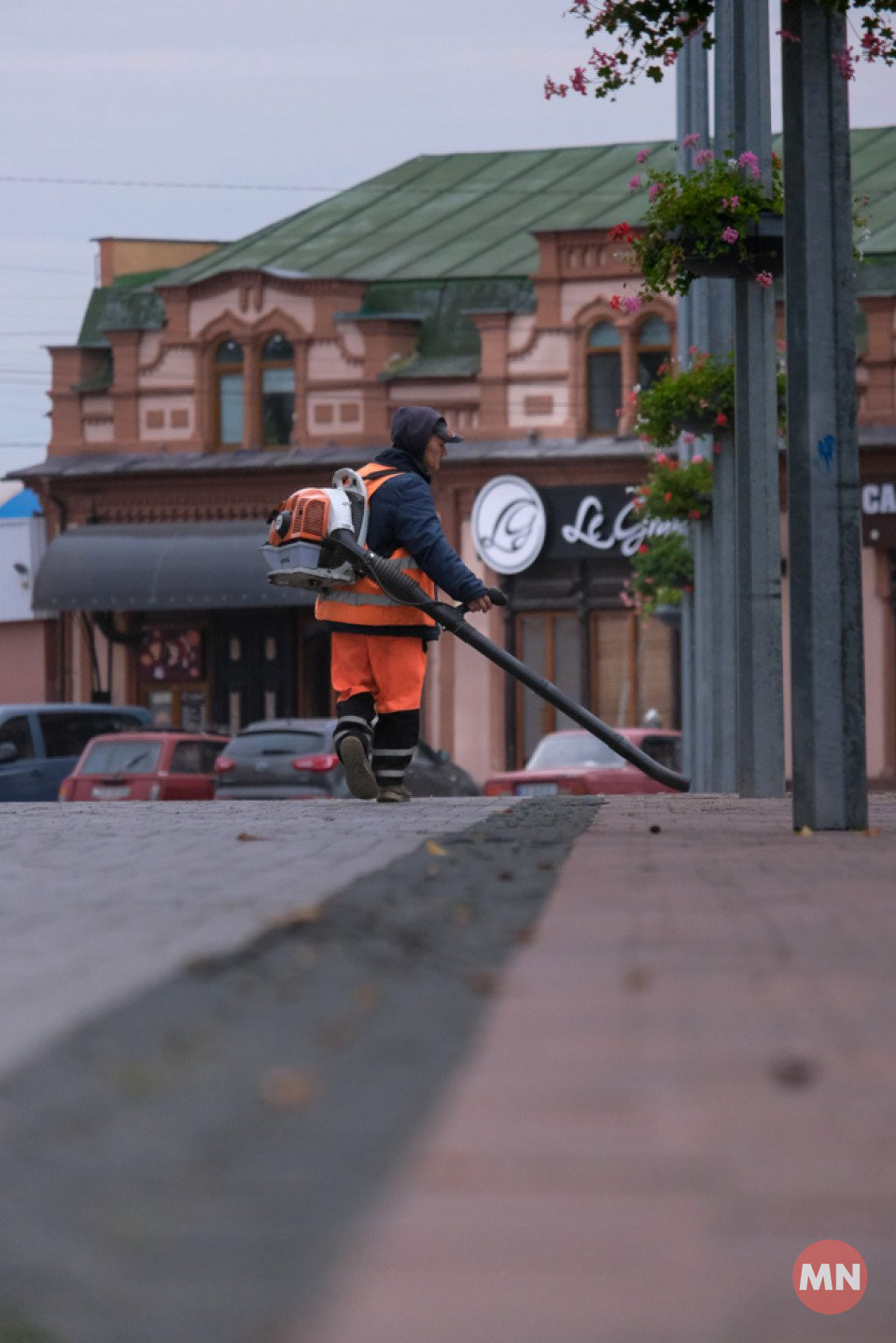 Ніжинські ,,жайворонки": як комунальники вранці прибирають місто (Фоторепортаж)  фото №5