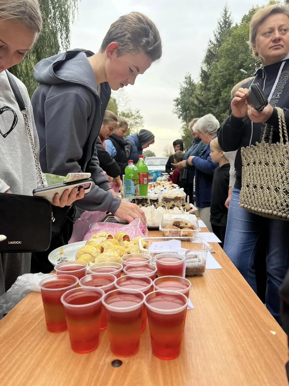 На Чернігівщині на благодійному шкільному ярмарку збирали кошти для ЗСУ — Фото фото №6