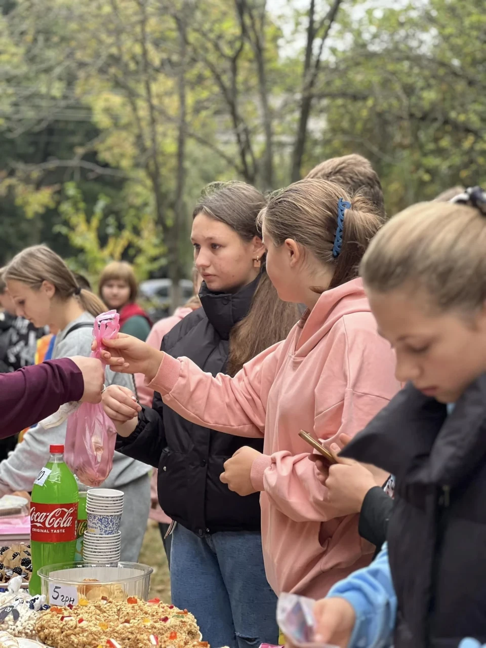 На Чернігівщині на благодійному шкільному ярмарку збирали кошти для ЗСУ — Фото фото №3