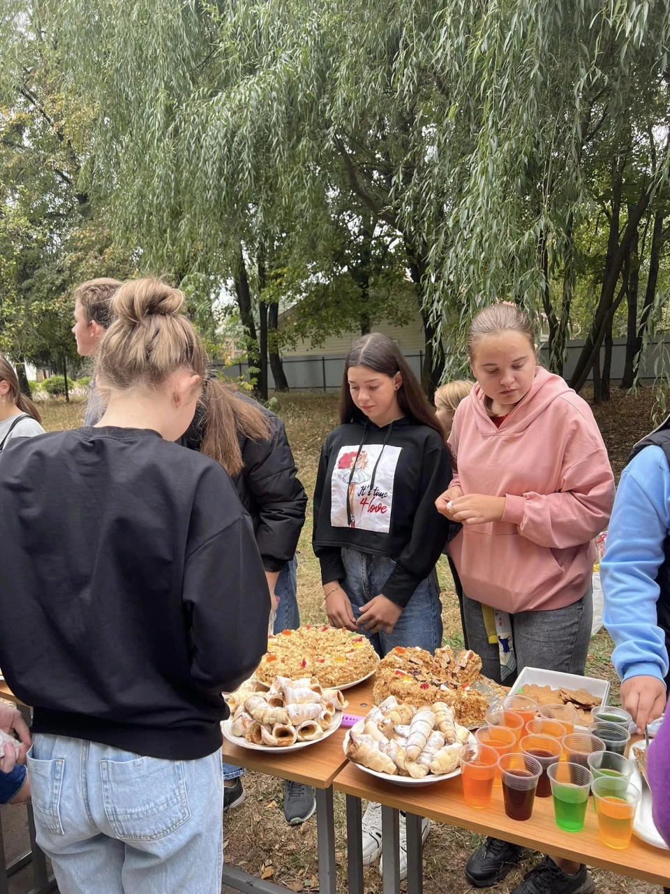 На Чернігівщині на благодійному шкільному ярмарку збирали кошти для ЗСУ — Фото фото №8