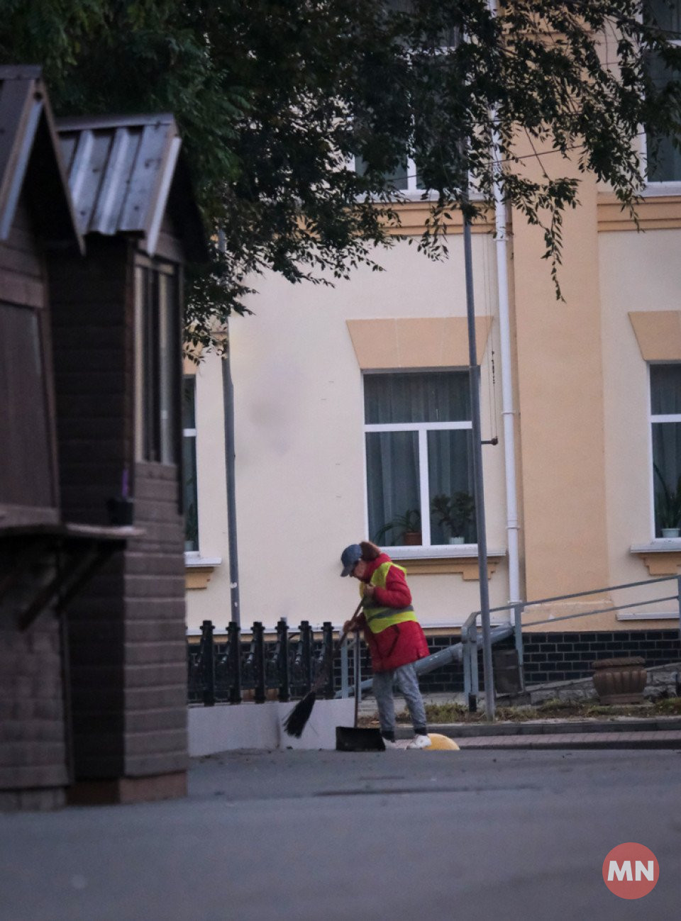 Ніжинські ,,жайворонки": як комунальники вранці прибирають місто (Фоторепортаж)  фото №12