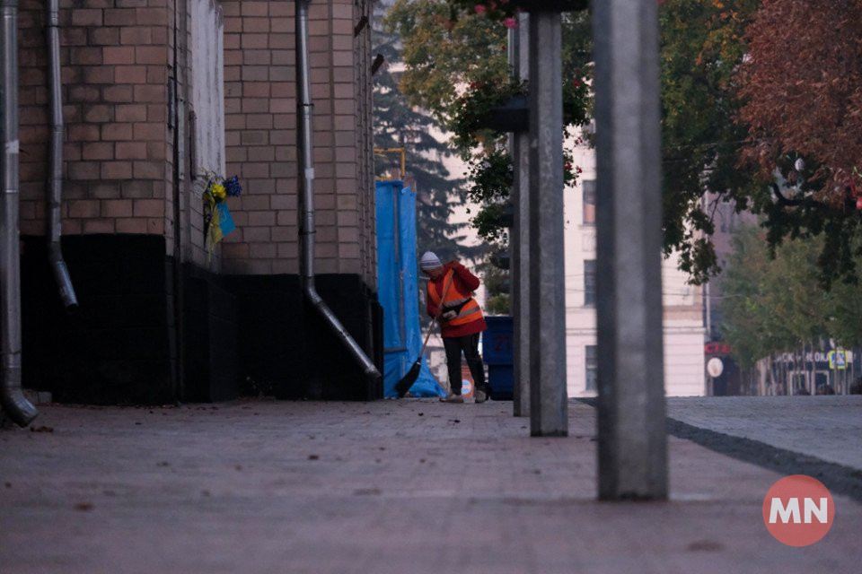 Ніжинські ,,жайворонки": як комунальники вранці прибирають місто (Фоторепортаж)  фото №14