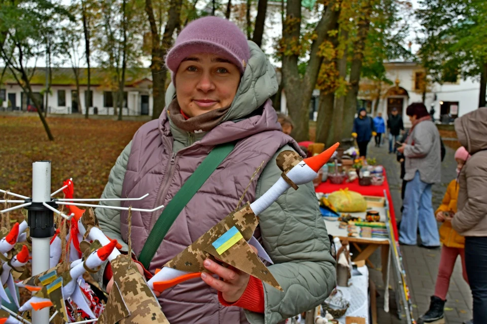 Свято єдності та мистецтва в Ніжині: осінній ярмарок зібрав майстрів і допоміг військовим фото №4