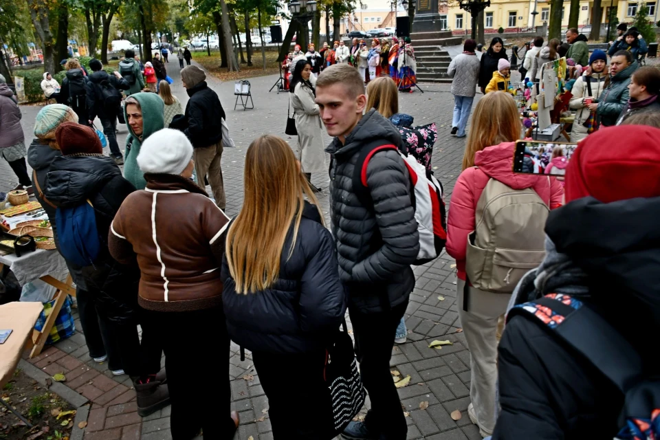 Свято єдності та мистецтва в Ніжині: осінній ярмарок зібрав майстрів і допоміг військовим фото №3