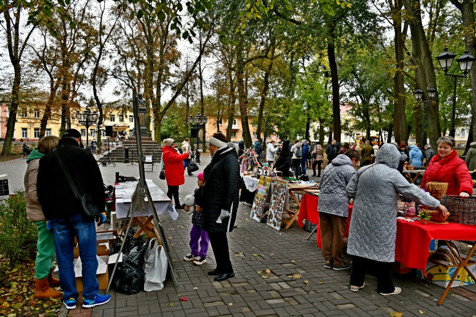 Свято єдності та мистецтва в Ніжині: осінній ярмарок зібрав майстрів і допоміг військовим фото №7