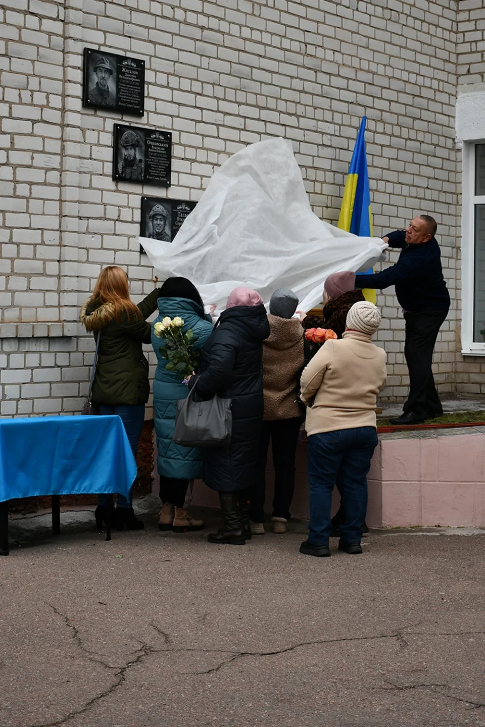 На фасаді Ніжинської гімназія №17 відкрили чотири меморіальні дошки загиблим Воїнам фото №1