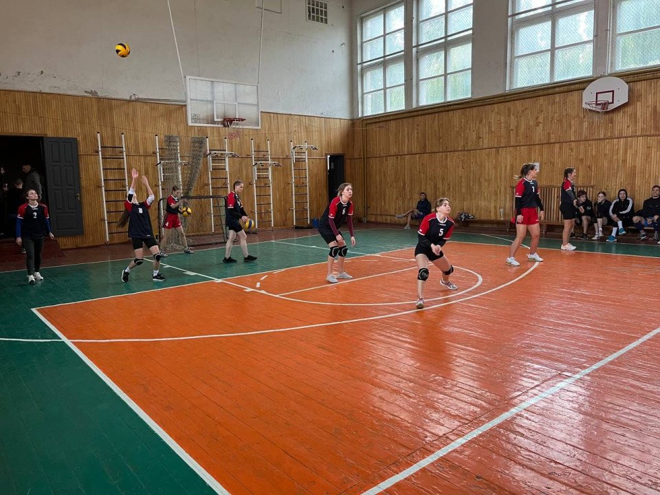 Спортивний Ніжин: на базі НДУ імені Миколи Гоголя відбувся ІІ осінній турнір з волейболу фото №1