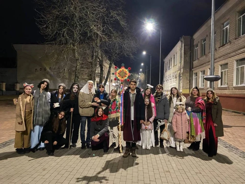 Зібрали шістнадцять тисяч для ЗСУ: як молодь Ніжинщини колядувала - Фото, Відео фото №6