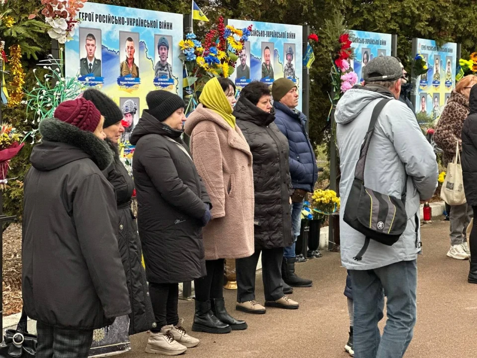 У Ніжині на Алеї Героїв відкрили стенд пам'яті загиблих захисників — Фото фото №13