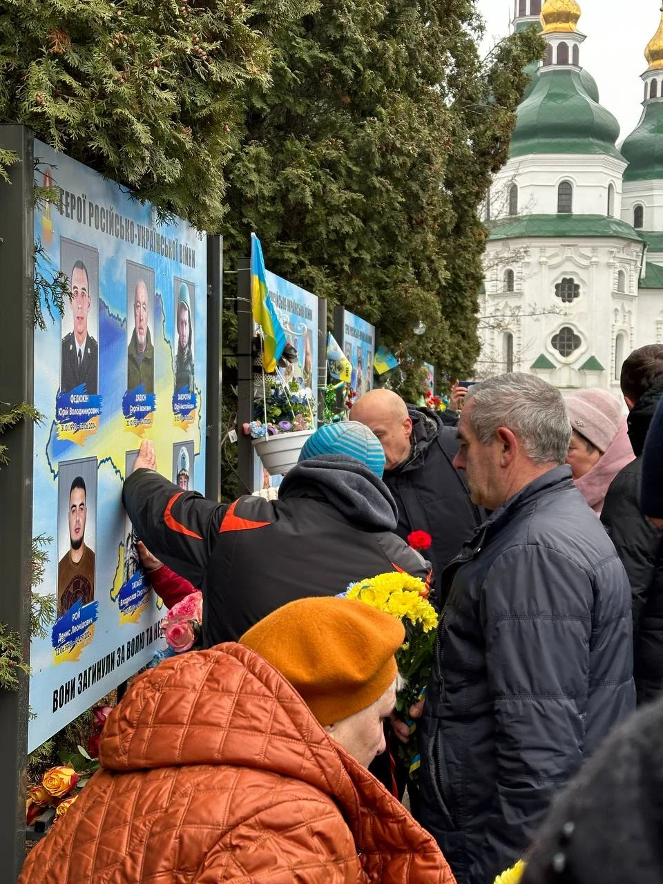 У Ніжині на Алеї Героїв відкрили стенд пам'яті загиблих захисників — Фото фото №2