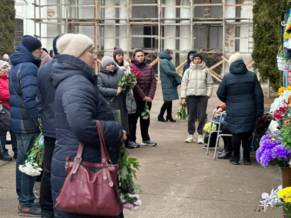 У Ніжині на Алеї Героїв відкрили стенд пам'яті загиблих захисників — Фото фото №8