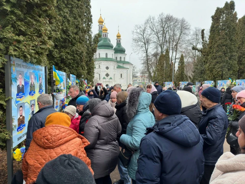 У Ніжині на Алеї Героїв відкрили стенд пам'яті загиблих захисників — Фото фото №3