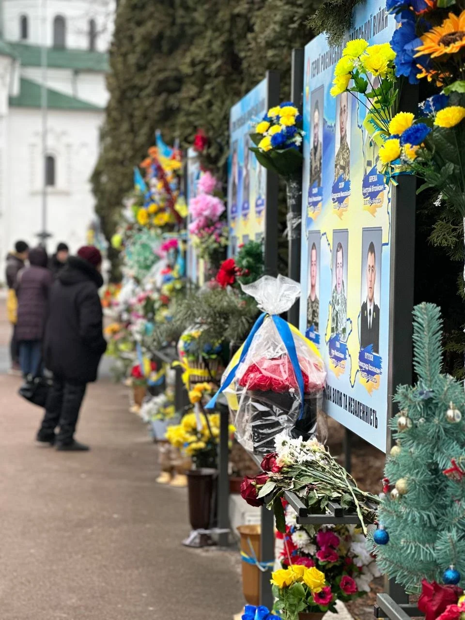 У Ніжині на Алеї Героїв відкрили стенд пам'яті загиблих захисників — Фото фото №5