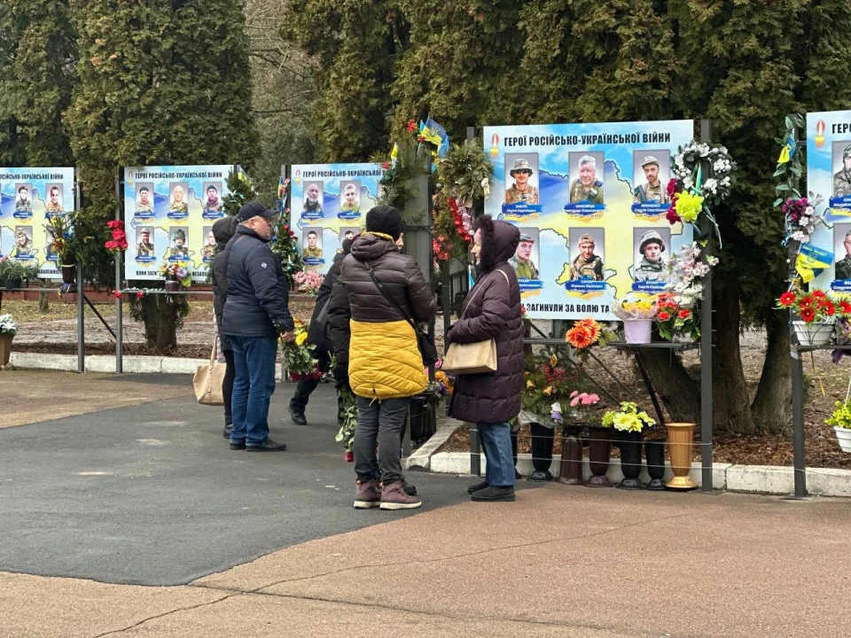 У Ніжині на Алеї Героїв відкрили стенд пам'яті загиблих захисників — Фото фото №17