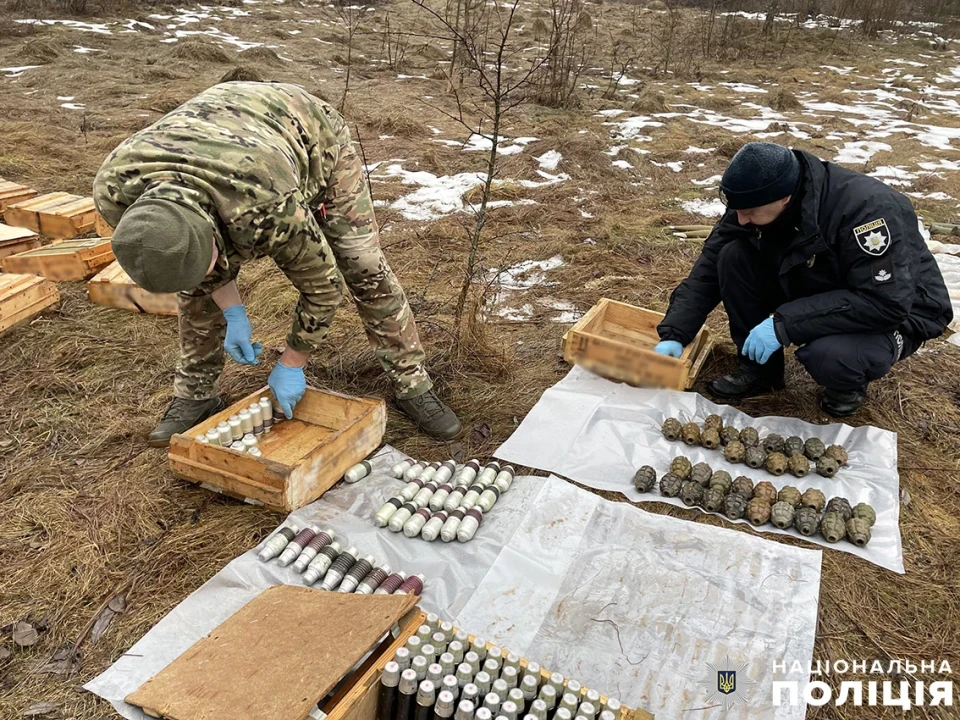 На Чернігівщині виявили масштабні схрони зброї: гранатомети, автомати, боєприпаси фото №4