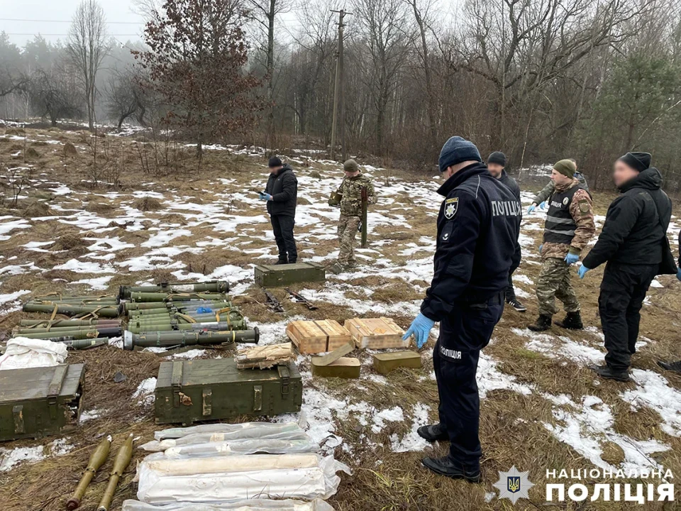 На Чернігівщині виявили масштабні схрони зброї: гранатомети, автомати, боєприпаси фото №5