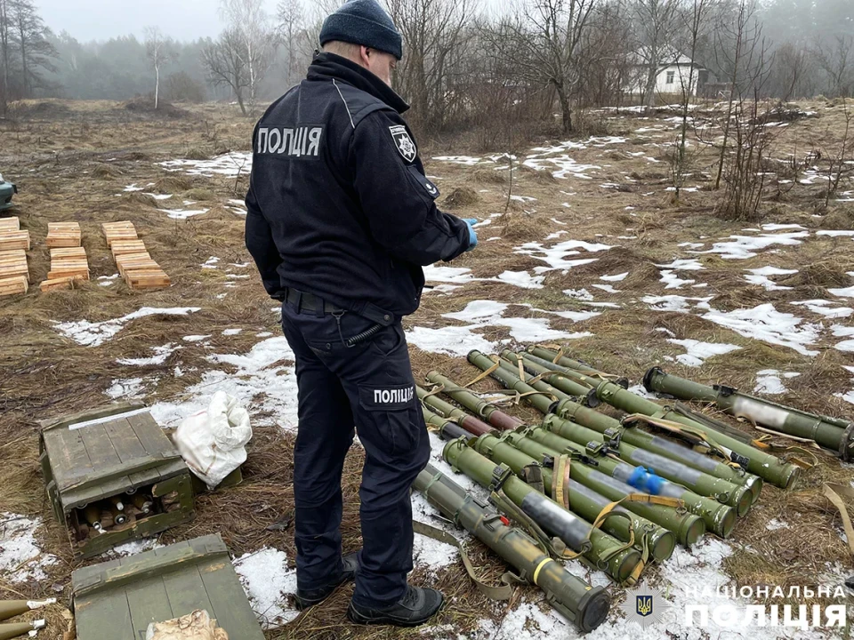 На Чернігівщині виявили масштабні схрони зброї: гранатомети, автомати, боєприпаси фото №6