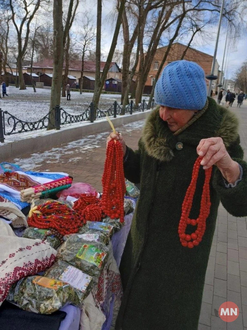 Вишиває хрестиком і ходить пішки по 10 кілометрів за день: розмова з майстринею з Ніжина фото №5